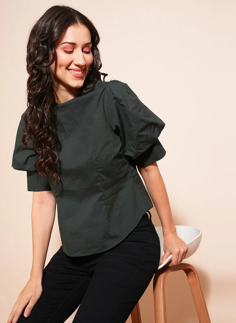 جلو باص بلوزة نسائية بأكمام منتفخة وياقة مستديرة وأزرار خلفية من جلوبس